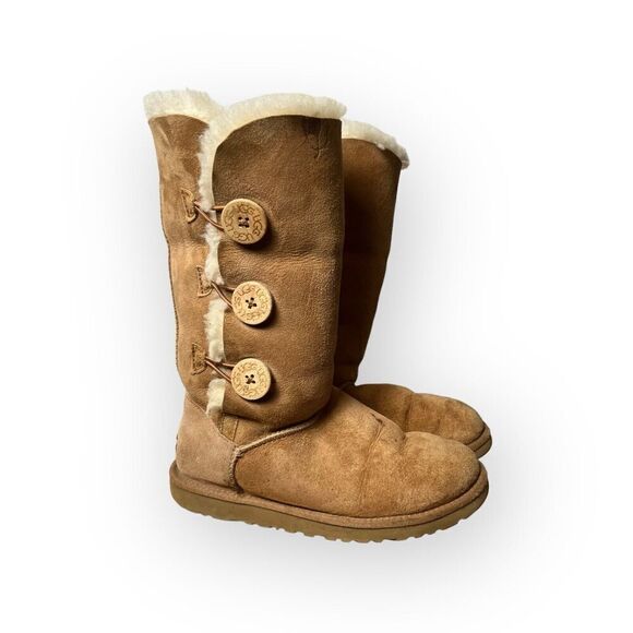 UGG Shoes - UGG Boot Women’s size 6 Y2K Bailey Button Triplet II Sheepskin Suede Chestnut